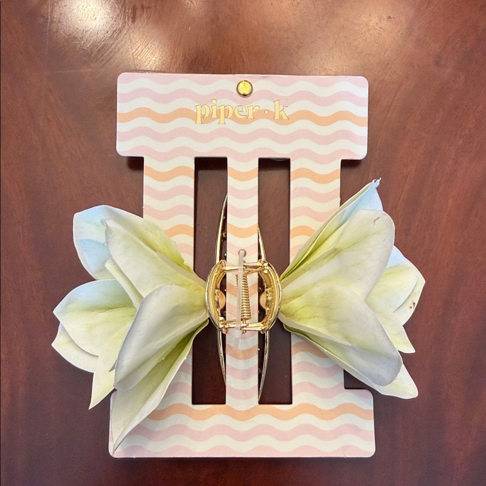 Piper K pale yellow and gold floral hair clip